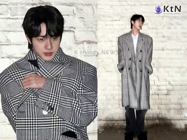 [KtN 신미희기자]  방탄소년단(BTS)의 멤버 진이 '비주얼 킹'이라는 명성에 걸맞은 우아한 자태로 다시 한번 전 세계를 매료시켰다. 진은 지난 3일 자신의 개인 SNS 채널을 통해 롱코트를 착용한 여러 장의 사진을 게시했다. 현재 이탈리아 럭셔리 브랜드 구찌(GUCCI)의 글로벌 앰버서더로 활약 중인 진은 이번 사진에서 구찌 크리에이티브 디자이너 뎀나(Demna)의 '라 파밀리아 컬렉션'(La Famiglia collection) 중 하나인 '프린스 오브 웨일즈'(Prince of Wales) 코트를 완벽하게 소화해냈다.  사진=2026. 03.04  진 인스타그램 갈무리 K trendy NEWS DB ⓒ케이 트렌디뉴스 무단전재 및 수집, 재배포금지