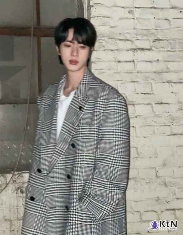 [KtN 신미희기자]  방탄소년단(BTS)의 멤버 진이 '비주얼 킹'이라는 명성에 걸맞은 우아한 자태로 다시 한번 전 세계를 매료시켰다. 진은 지난 3일 자신의 개인 SNS 채널을 통해 롱코트를 착용한 여러 장의 사진을 게시했다. 현재 이탈리아 럭셔리 브랜드 구찌(GUCCI)의 글로벌 앰버서더로 활약 중인 진은 이번 사진에서 구찌 크리에이티브 디자이너 뎀나(Demna)의 '라 파밀리아 컬렉션'(La Famiglia collection) 중 하나인 '프린스 오브 웨일즈'(Prince of Wales) 코트를 완벽하게 소화해냈다.  사진=2026. 03.04  진 인스타그램 갈무리 K trendy NEWS DB ⓒ케이 트렌디뉴스 무단전재 및 수집, 재배포금지