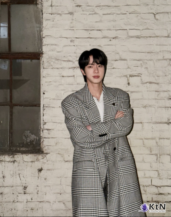 [KtN 신미희기자]  방탄소년단(BTS)의 멤버 진이 '비주얼 킹'이라는 명성에 걸맞은 우아한 자태로 다시 한번 전 세계를 매료시켰다. 진은 지난 3일 자신의 개인 SNS 채널을 통해 롱코트를 착용한 여러 장의 사진을 게시했다. 현재 이탈리아 럭셔리 브랜드 구찌(GUCCI)의 글로벌 앰버서더로 활약 중인 진은 이번 사진에서 구찌 크리에이티브 디자이너 뎀나(Demna)의 '라 파밀리아 컬렉션'(La Famiglia collection) 중 하나인 '프린스 오브 웨일즈'(Prince of Wales) 코트를 완벽하게 소화해냈다.  사진=2026. 03.04  진 인스타그램 갈무리 K trendy NEWS DB ⓒ케이 트렌디뉴스 무단전재 및 수집, 재배포금지