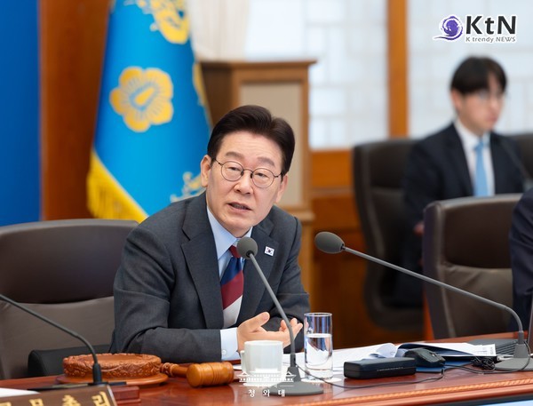 이재명 대통령이 중동 사태로 발생한 주식과 환율 같은 금융 불안을 잠재우기 위해 '100조 원 규모의 시장 안정화 자금'을 신속하게 집행하고, 최근 급등한 휘발유 가격 등 민생 침해 행위에 대해 엄정하게 대응할 것을 주문했다.  사진=2026. 03.05   청와대 K trendy NEWS DB ⓒ케이 트렌디뉴스 무단전재 및 수집, 재배포금지
