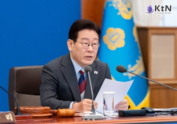 이재명 대통령이 중동 사태로 발생한 주식과 환율 같은 금융 불안을 잠재우기 위해 '100조 원 규모의 시장 안정화 자금'을 신속하게 집행하고, 최근 급등한 휘발유 가격 등 민생 침해 행위에 대해 엄정하게 대응할 것을 주문했다.  사진=2026. 03.05   청와대 K trendy NEWS DB ⓒ케이 트렌디뉴스 무단전재 및 수집, 재배포금지
