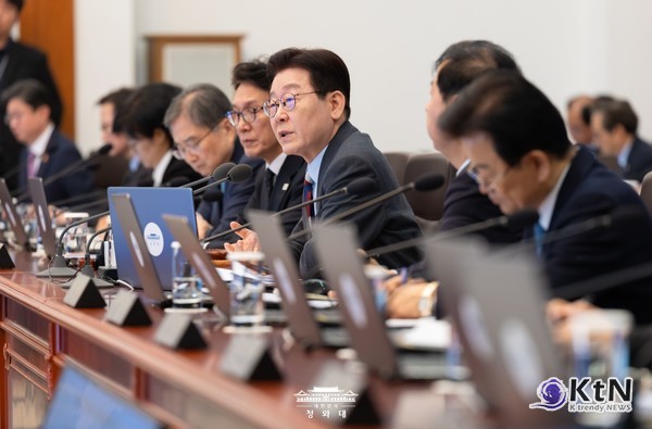 이재명 대통령이 중동 사태로 발생한 주식과 환율 같은 금융 불안을 잠재우기 위해 '100조 원 규모의 시장 안정화 자금'을 신속하게 집행하고, 최근 급등한 휘발유 가격 등 민생 침해 행위에 대해 엄정하게 대응할 것을 주문했다.  사진=2026. 03.05   청와대 K trendy NEWS DB ⓒ케이 트렌디뉴스 무단전재 및 수집, 재배포금지