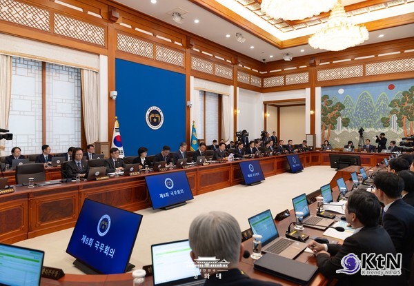 이재명 대통령이 중동 사태로 발생한 주식과 환율 같은 금융 불안을 잠재우기 위해 '100조 원 규모의 시장 안정화 자금'을 신속하게 집행하고, 최근 급등한 휘발유 가격 등 민생 침해 행위에 대해 엄정하게 대응할 것을 주문했다.  사진=2026. 03.05   청와대 K trendy NEWS DB ⓒ케이 트렌디뉴스 무단전재 및 수집, 재배포금지