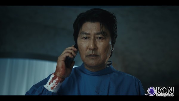 에미상 8관왕 성난 사람들 2, 4월 16일 공개... 윤여정·송강호 역대급 합류 글로벌 신드롬을 일으켰던 넷플릭스 시리즈 성난 사람들이 시즌 2 확정과 함께 배우 윤여정, 송강호라는 꿈의 조합을 공개하며 전 세계 시청자들의 이목을 집중시켰다.  사진=2026. 03.06  넷플릭스   K trendy NEWS DB ⓒ케이 트렌디뉴스 무단전재 및 수집, 재배포금지