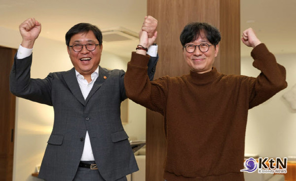김은희와 사는 남자? 이젠 천만 감독!... 최휘영 장관, 장항준 '왕사남' 흥행에  한국 영화의 축복    장항준 감독의 영화 '왕과 사는 남자'가 1000만 관객을 돌파하며 침체됐던 한국 영화계에 부활의 신호탄을 쐈다.   사진=2026. 03.07  최휘영 문화체육관광부 장관 sns 갈무리 K trendy NEWS DB ⓒ케이 트렌디뉴스 무단전재 및 수집, 재배포금지