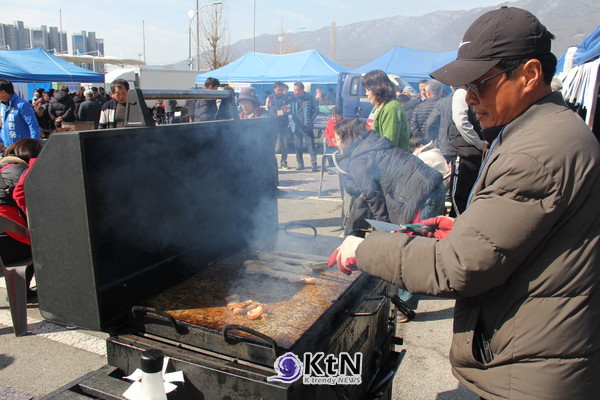 포천시 호남향우회연합회가 주관한 정월대보름 맞이 척사대회가 8일 포천종합운동장 앞마당에서 열렸다. (사진=조영식 기자)