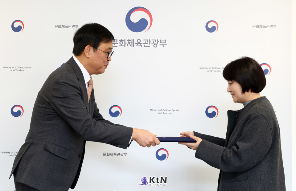최휘영 문체부 장관, 9일 국립현대미술관 서울관서  모은영 한국영상자료원 신임 원장 임명 /사진=문화체육관광부, K trendy NEWS ⓒ케이 트렌디뉴스 무단전재 및 수집, 재배포금지