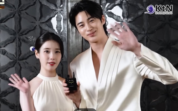 MBC 새 금토드라마 ‘21세기 대군부인’(극본 유지원/ 연출 박준화, 배희영) 측은 오늘(10일), 주연 배우 아이유와 변우석의 압도적인 아우라가 담긴 커플 포스터를 최초로 공개하며 본격적인 신호탄을 쏘아 올렸다.