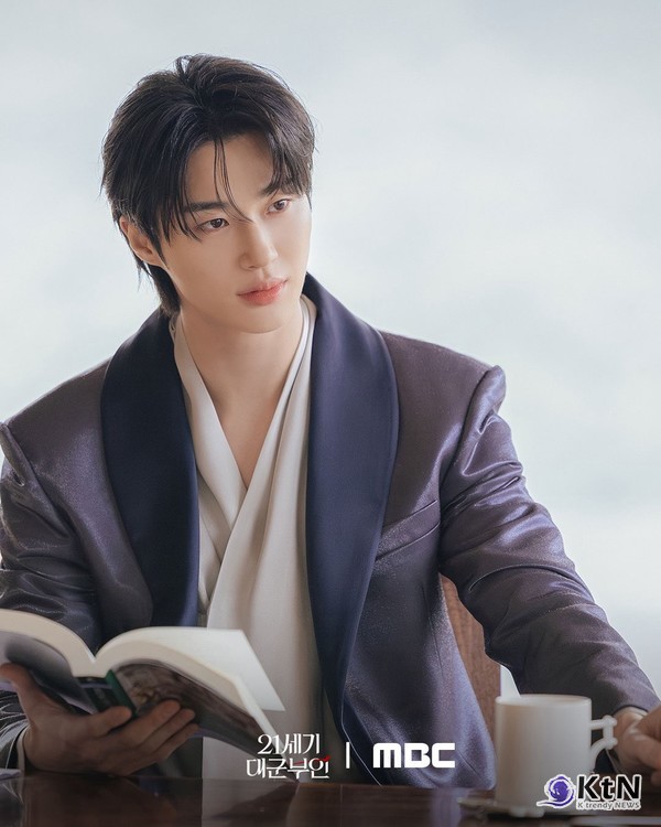 MBC 새 금토드라마 ‘21세기 대군부인’(극본 유지원/ 연출 박준화, 배희영) 측은 오늘(10일), 주연 배우 아이유와 변우석의 압도적인 아우라가 담긴 커플 포스터를 최초로 공개하며 본격적인 신호탄을 쏘아 올렸다. 사진=2026. 03.10  MBC  티저 영상 갈무리 / 편집 K trendy NEWS DB ⓒ케이 트렌디뉴스 무단전재 및 수집, 재배포금지