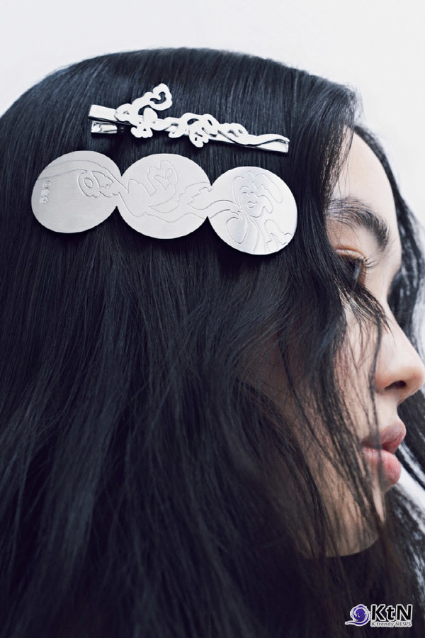   방탄소년단이 새 앨범 ‘ARIRANG’ 발매를 앞두고 국립박물관문화재단의 ‘뮷즈’와 손잡은 팝업과 협업 굿즈를 공개하며, K팝과 한국 전통 미감의 접점을 넓히고 있다.  사진=2026. 03.12 빅히트 뮤직 /편집  K trendy NEWS DB ⓒ케이 트렌디뉴스 무단전재 및 수집, 재배포금지