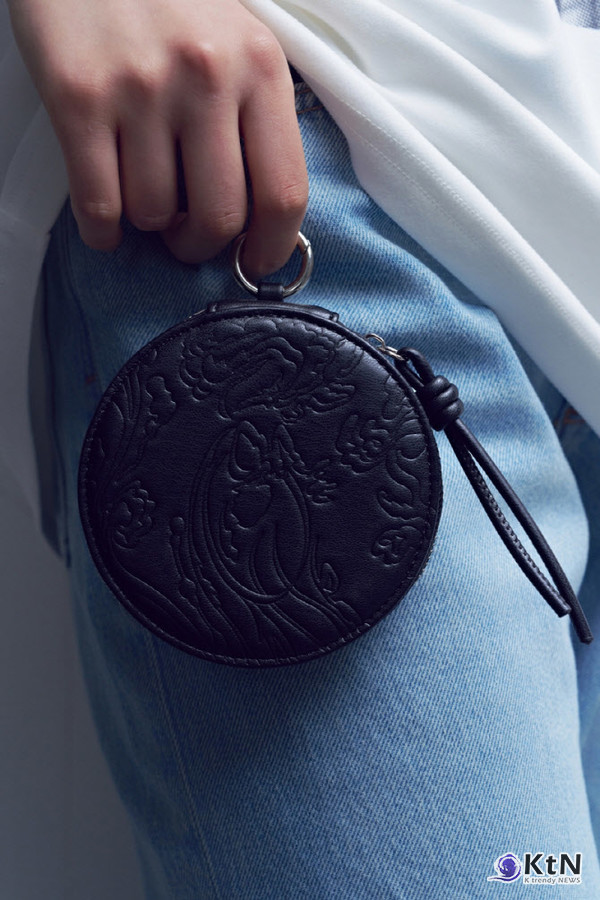   방탄소년단이 새 앨범 ‘ARIRANG’ 발매를 앞두고 국립박물관문화재단의 ‘뮷즈’와 손잡은 팝업과 협업 굿즈를 공개하며, K팝과 한국 전통 미감의 접점을 넓히고 있다.  사진=2026. 03.12 빅히트 뮤직 /편집  K trendy NEWS DB ⓒ케이 트렌디뉴스 무단전재 및 수집, 재배포금지