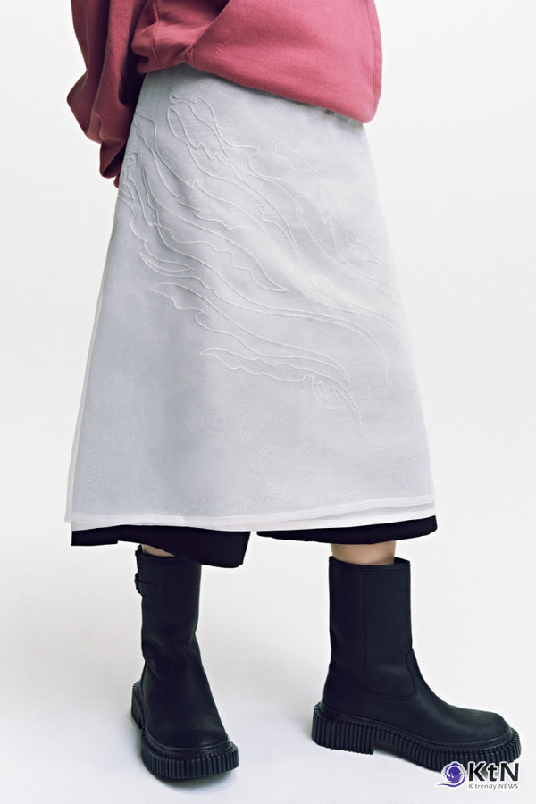   방탄소년단이 새 앨범 ‘ARIRANG’ 발매를 앞두고 국립박물관문화재단의 ‘뮷즈’와 손잡은 팝업과 협업 굿즈를 공개하며, K팝과 한국 전통 미감의 접점을 넓히고 있다.  사진=2026. 03.12 빅히트 뮤직 /편집  K trendy NEWS DB ⓒ케이 트렌디뉴스 무단전재 및 수집, 재배포금지