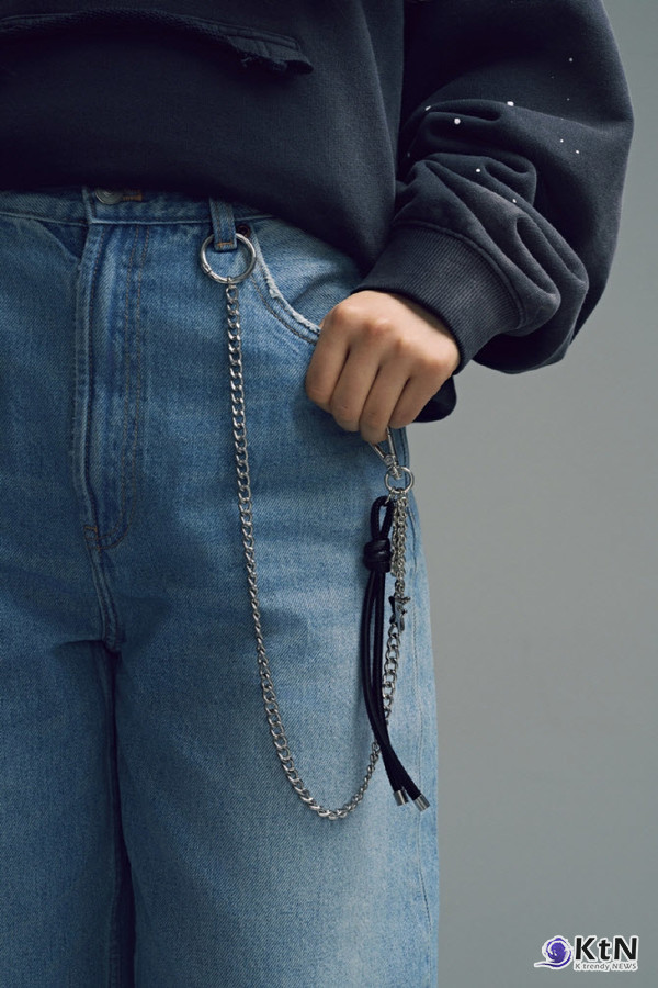   방탄소년단이 새 앨범 ‘ARIRANG’ 발매를 앞두고 국립박물관문화재단의 ‘뮷즈’와 손잡은 팝업과 협업 굿즈를 공개하며, K팝과 한국 전통 미감의 접점을 넓히고 있다.  사진=2026. 03.12 빅히트 뮤직 /편집  K trendy NEWS DB ⓒ케이 트렌디뉴스 무단전재 및 수집, 재배포금지