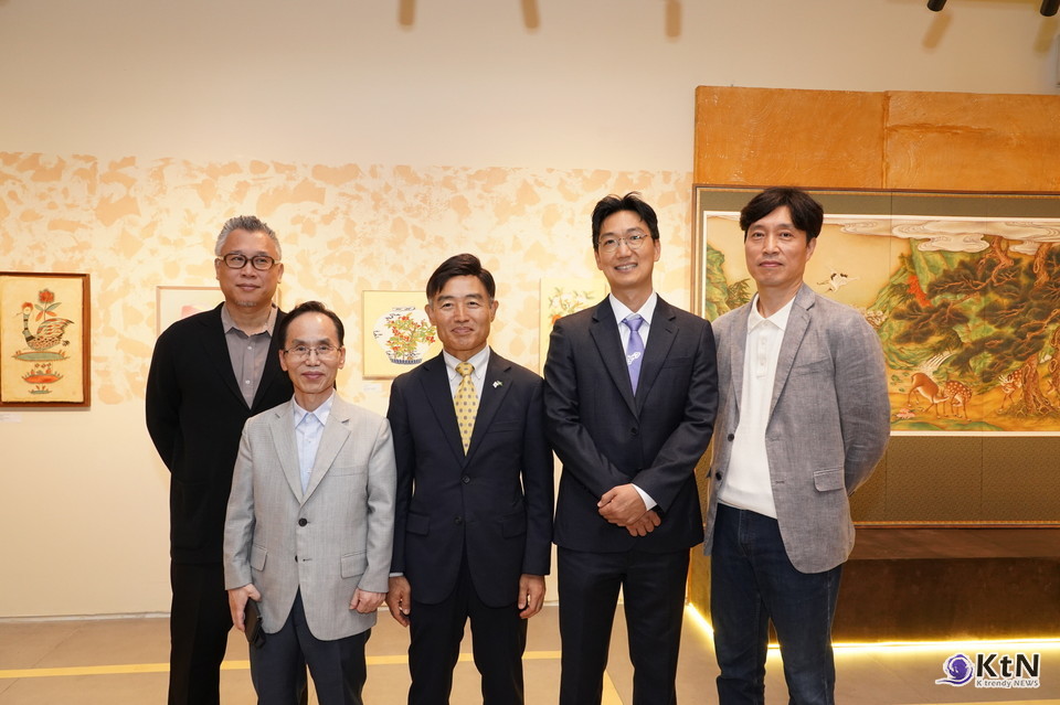 민화 전시 개막식 현장에서 왼쪽부터 김민 교수, 유정서 대표, 채진원 주상파울루총영사, 김철홍 주브라질한국문화원장, 송창수 교수.. 사진=주브라질한국문화원, K trendy NEWS DB ⓒ케이 트렌디뉴스 무단전재 및 수집, 재배포금지