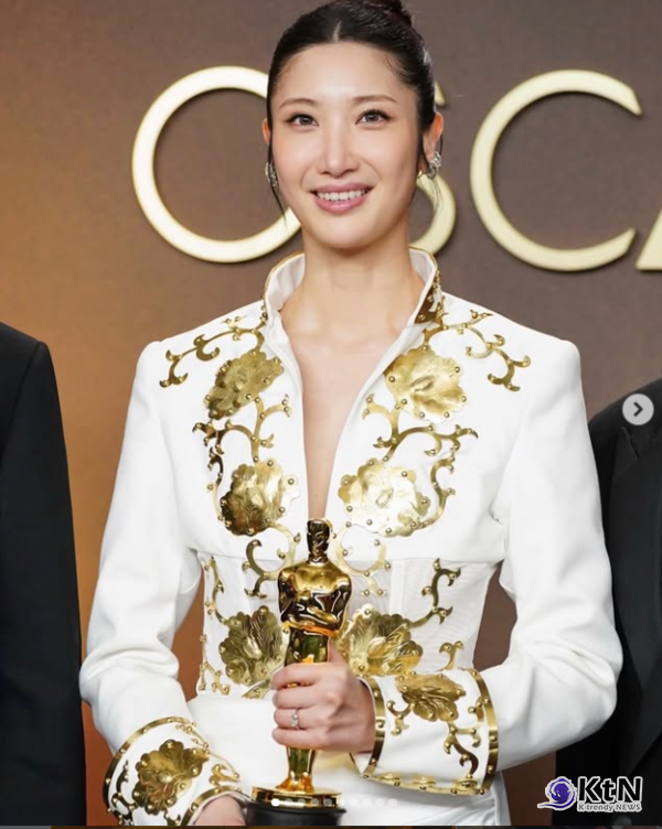 아카데미 금빛 혼문 '케데헌' 이재 드레스, 대한제국 황실 대례복에서 왔다   사진=2026. 03.17 LEJE 공식 SNS  / 편집  넷플릭스 애니메이션 ‘케이팝 데몬 헌터스’가 아카데미 시상식에서 장편 애니메이션상과 주제가상을 받던 날, 무대 위에서도 한국적인 장면이 또렷하게 남았다.   K trendy NEWS DB ⓒ케이 트렌디뉴스 무단전재 및 수집, 재배포금지