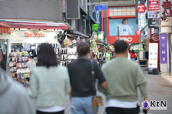 'BTS 공연' 특수효과 누리는 서울이 들썩 인다…K뷰티·패션·관광 기대 확산   사진=2026. 03.17  (명동) 방탄소년단 공연을 앞둔 서울 도심이 들썩이고 있다. 공연 무대는 광화문광장이지만, 기대감은 이미 명동과 백화점, 패션 매장, 뷰티숍으로 번지는 분위기다. 해외 팬들이 공연을 보기 위해 한국을 찾고, 그 발길이 자연스럽게 서울 주요 상권으로 이어질 가능성이 커지면서 유통업계도 분주하게 움직이고 있다.  K trendy NEWS DB ⓒ케이 트렌디뉴스 무단전재 및 수집, 재배포금지