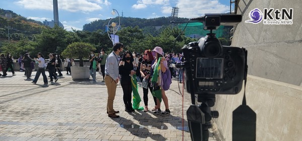 오는 21일 서울 광화문 광장에서 열리는 방탄소년단(BTS)의 정규 5집 '아리랑'(ARIRANG) 컴백 공연을 앞두고,  '붉은빛' 조명이 전 세계 팬덤 '아미(ARMY)'의 거센 반발을 불러일으키며 뜨거운 감자로 떠올랐다.   사진=2026. 03.18  K trendy NEWS DB ⓒ케이 트렌디뉴스 무단전재 및 수집, 재배포금지