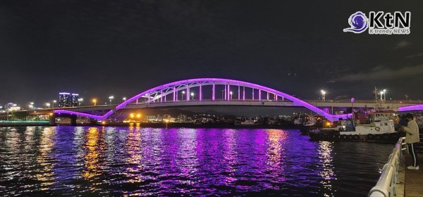 오는 21일 서울 광화문 광장에서 열리는 방탄소년단(BTS)의 정규 5집 '아리랑'(ARIRANG) 컴백 공연을 앞두고,  '붉은빛' 조명이 전 세계 팬덤 '아미(ARMY)'의 거센 반발을 불러일으키며 뜨거운 감자로 떠올랐다.   사진=2026. 03.18  K trendy NEWS DB ⓒ케이 트렌디뉴스 무단전재 및 수집, 재배포금지