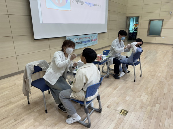 포천시 관내 초등학교 대상 구강보건교육 및 불소도포 실시 현장  ( 사진 =  최경인 기자)