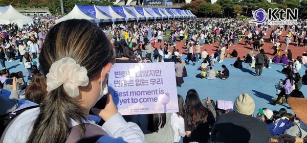 오는 21일 서울 광화문 광장에서 열리는 방탄소년단(BTS)의 정규 5집 '아리랑'(ARIRANG) 컴백 공연을 앞두고,  '붉은빛' 조명이 전 세계 팬덤 '아미(ARMY)'의 거센 반발을 불러일으키며 뜨거운 감자로 떠올랐다.   사진=2026. 03.18  K trendy NEWS DB ⓒ케이 트렌디뉴스 무단전재 및 수집, 재배포금지