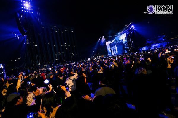 문화강국 입증한 BTS, 광화문 '아리랑' 컴백, 전 세계인들의 '보랏빛 응원봉 물결     사진=2026. 03.21  빅히트뮤직 K trendy NEWS DB ⓒ케이 트렌디뉴스 무단전재 및 수집, 재배포금지