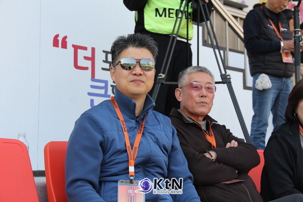 이덕주 전 농협 포천지점장은 서울 NH농협은행으로 자리를 옮겼지만 포천시민축구단 사랑으로 포천을 방문해  힘차게 응원했다. (사진=조영식 기자)