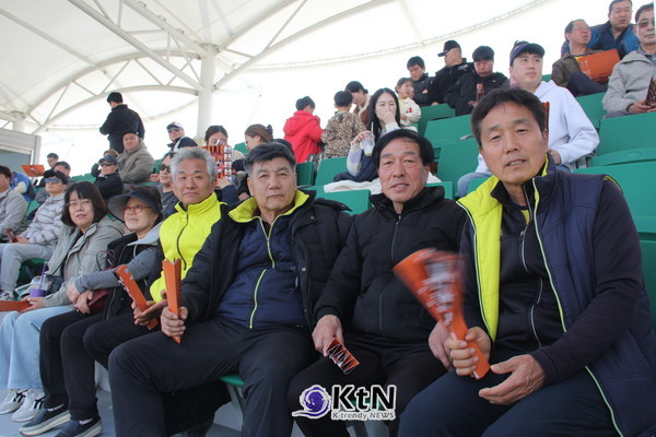 야구, 농구, 축구 등의 프로스포츠가 젊은 층이 응원단이 많은데, 포천은 중년들의 축구사랑은 어느때 보다 뜨겁다.  목 쉬도록 응원하는 포천의 중년들 (사진=조영식 기자)