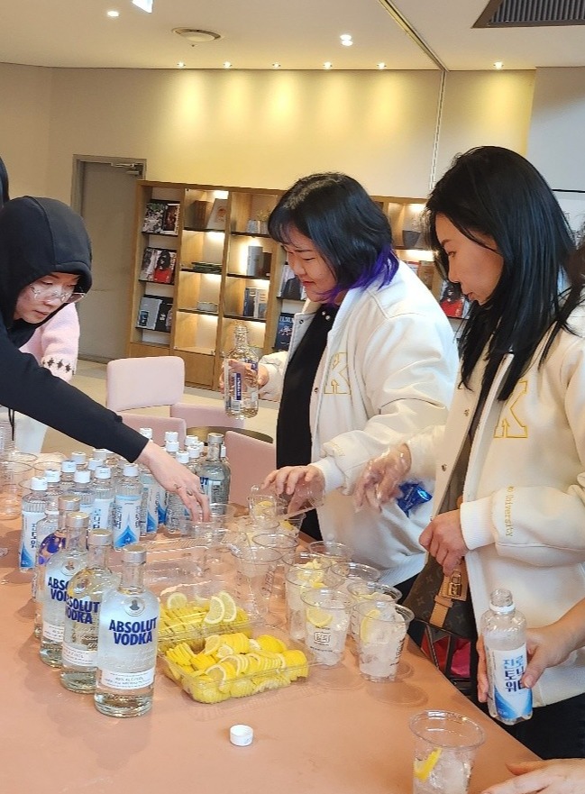 김포대학교 MT현장에는 뷰티아트과의 교수진들이 학생들을 위한 정성이스러운 음식을 준비하고있다./사진=K trendy NEWS DB ⓒ케이 트렌디뉴스 무단전재 및 수집, 재배포금지