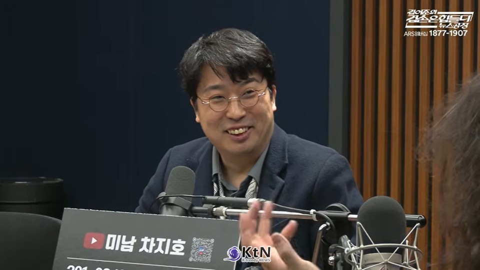 김민석 국무총리와 차지호 의원(더불어민주당, 국회 외통위) 등으로 구성된 민관 합동 유치단은 세계보건기구(WHO), 국제노동기구(ILO), UN개발계획(UNDP), 국제이주기구(IOM), 국제전기통신연합(ITU), 세계식량계획(WFP) 등 6개 핵심 기구의 수장들과 ‘글로벌 AI 허브’ 구축을 위한 협력의향서(LOI)를 체결하는 쾌거를 거뒀다.  사진=2026. 03.26 김어준의 겸손은힘들다 뉴스공장 캡처,  K trendy NEWS DB ⓒ케이 트렌디뉴스 무단전재 및 수집, 재배포금지