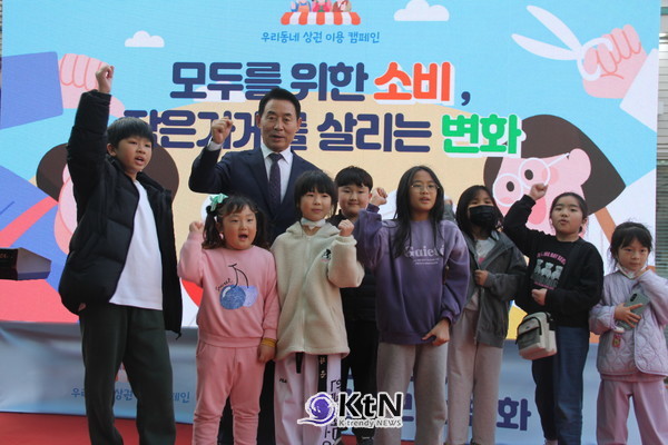 포천상권활성화센터는 지난 27일 포천동 어울림센터2 일원에서 시민과 상인이 함께 어우러지는 상권활성화 캠페인을 개최하고, 체험과 문화가 결합된 참여형 프로그램을 통해 상권 기반 다지기에 나섰다. ((사진=조영식 기자)