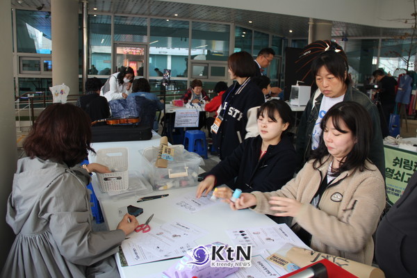 포천상권활성화센터는 지난 27일 포천동 어울림센터2 일원에서 시민과 상인이 함께 어우러지는 상권활성화 캠페인을 개최하고, 체험과 문화가 결합된 참여형 프로그램을 통해 상권 기반 다지기에 나섰다. (사진=조영식 기자)