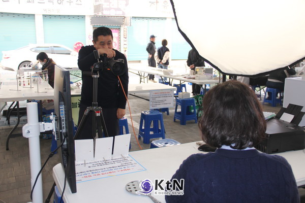 포천상권활성화센터는 지난 27일 포천동 어울림센터2 일원에서 시민과 상인이 함께 어우러지는 상권활성화 캠페인을 개최하고, 체험과 문화가 결합된 참여형 프로그램을 통해 상권 기반 다지기에 나섰다.