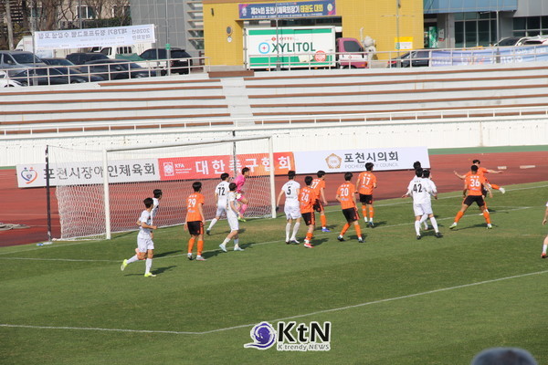 포천시민축구단(이하 포천)은 지난 28일 K4리그에서 승격한 당진시민축구단(이하 당진)을 맞아 손쉽게 4:1 승리했다. 이로써 포천은 2승 1무 1패로 리그 공동 2위로 올라섰다. 사진은 유용현 선수의 발리슛 모습 (사진=조영식 기자)