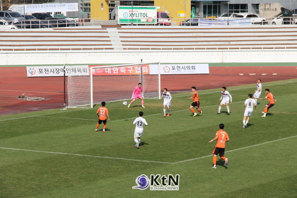 포천시민축구단(이하 포천)은 지난 28일 K4리그에서 승격한 당진시민축구단(이하 당진)을 맞아 손쉽게 4:1 승리했다. 이로써 포천은 2승 1무 1패로 리그 공동 2위로 올라섰다. 당진 골문앞 혼전 (사진=조영식 기자)