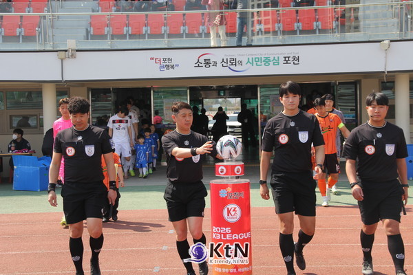 포천시민축구단(이하 포천)은 지난 28일 K4리그에서 승격한 당진시민축구단(이하 당진)을 맞아 손쉽게 4:1 승리했다. 이로써 포천은 2승 1무 1패로 리그 공동 2위로 올라섰다. 선수단 입장 (사진=조영식 기자)