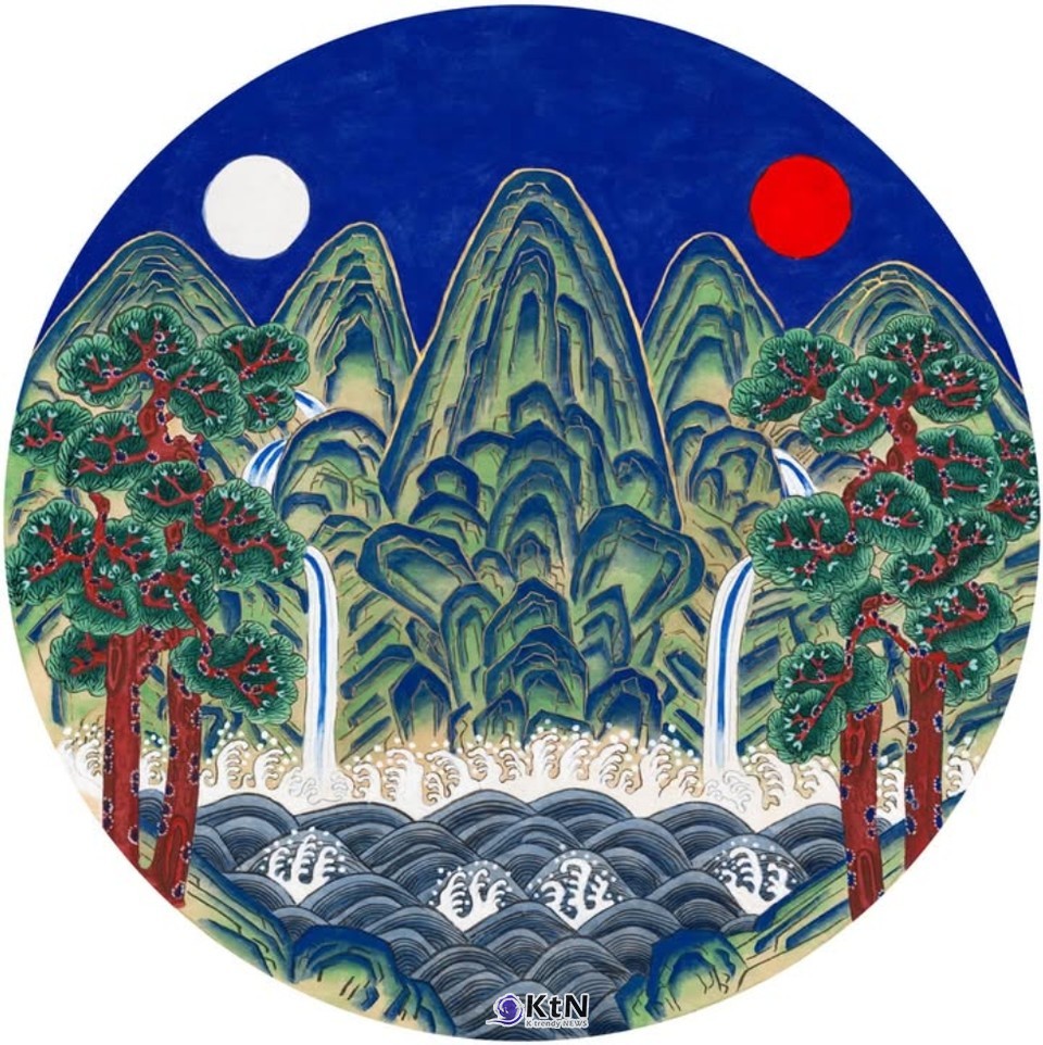 ‘일월오봉도’는 조선 왕실의 위엄과 한국적 기개의 정수를 가감 없이 드러내는 작품으로 가로 2m에 달하는 압도적 규모의 삼칠지(200*90) 위에  정성을 쏟아부어 완성한 '설연' 작가의 대작  /사진=@seolyeon_minhwa 인스타그램, K trendy NEWS DB ⓒ케이 트렌디뉴스 무단전재 및 수집, 재배포금지