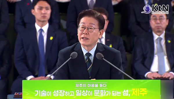 이재명 대통령이 제주를 방문해 중동발 에너지 수급 불안을 경고하며, 화석 연료 의존에서 벗어난 신속한 재생에너지로의 체질 개선이 국가 미래를 결정할 핵심 과제임을 천명했다.  사진=2026. 03.30 KTV 영상 갈무리/ 편집  K trendy NEWS DB ⓒ케이 트렌디뉴스 무단전재 및 수집, 재배포금지