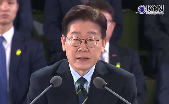 이재명 대통령이 제주를 방문해 중동발 에너지 수급 불안을 경고하며, 화석 연료 의존에서 벗어난 신속한 재생에너지로의 체질 개선이 국가 미래를 결정할 핵심 과제임을 천명했다.  사진=2026. 03.30 KTV 영상 갈무리/ 편집  K trendy NEWS DB ⓒ케이 트렌디뉴스 무단전재 및 수집, 재배포금지