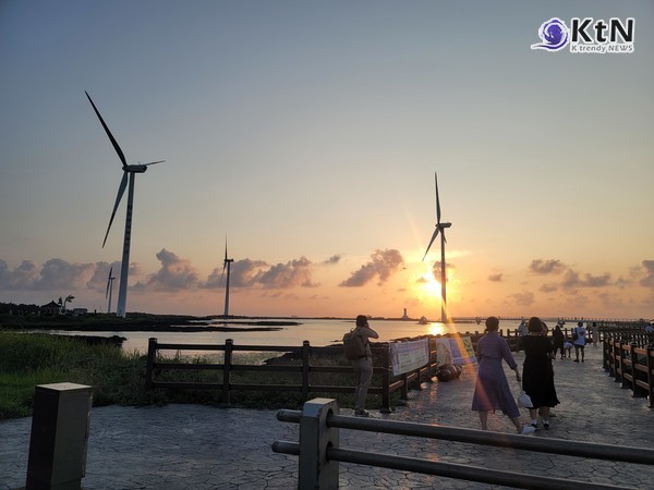 이재명 대통령이 제주를 방문해 중동발 에너지 수급 불안을 경고하며, 화석 연료 의존에서 벗어난 신속한 재생에너지로의 체질 개선이 국가 미래를 결정할 핵심 과제임을 천명했다.  사진=2026. 03.30 제주도 풍력발전소  시민들의 발걸음  K trendy NEWS DB ⓒ케이 트렌디뉴스 무단전재 및 수집, 재배포금지