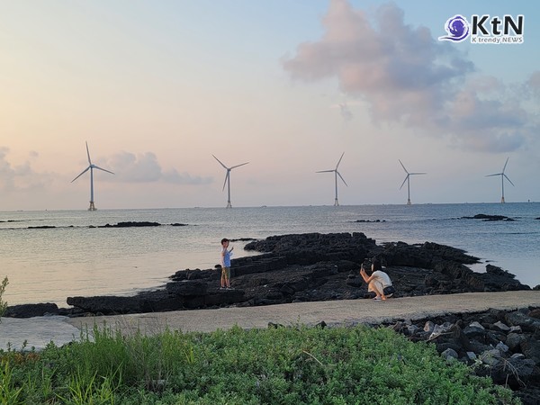 이재명 대통령이 제주를 방문해 중동발 에너지 수급 불안을 경고하며, 화석 연료 의존에서 벗어난 신속한 재생에너지로의 체질 개선이 국가 미래를 결정할 핵심 과제임을 천명했다.  사진=2026. 03.30 제주도 풍력발전소  시민들의 발걸음  K trendy NEWS DB ⓒ케이 트렌디뉴스 무단전재 및 수집, 재배포금지