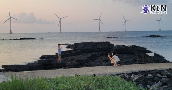 이재명 대통령이 제주를 방문해 중동발 에너지 수급 불안을 경고하며, 화석 연료 의존에서 벗어난 신속한 재생에너지로의 체질 개선이 국가 미래를 결정할 핵심 과제임을 천명했다.  사진=2026. 03.30 제주도 풍력발전소  시민들의 발걸음  K trendy NEWS DB ⓒ케이 트렌디뉴스 무단전재 및 수집, 재배포금지