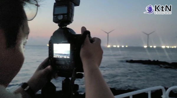이재명 대통령이 제주를 방문해 중동발 에너지 수급 불안을 경고하며, 화석 연료 의존에서 벗어난 신속한 재생에너지로의 체질 개선이 국가 미래를 결정할 핵심 과제임을 천명했다.  사진=2026. 03.30 제주도 풍력발전소  시민들의 발걸음  K trendy NEWS DB ⓒ케이 트렌디뉴스 무단전재 및 수집, 재배포금지