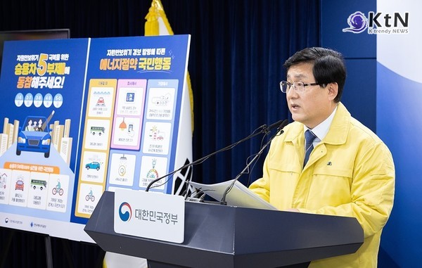 김성환 기후에너지환경부 장관은 30일 자신의 페이스북을 통해 종량제 봉투 부족 사태에 대비한 정부의 강력한 대응 의지를 피력했다.  기후에너지환경부가 쓰레기 종량제 봉투 수급 차질에 대비해 비상시 일반 봉투 사용을  한시적으로 허용한다는 파격적인 방침을 내놓으며 '쓰레기 대란' 우려 진화에 나섰다.   사진=2026. 03.30   ⓒ 기후에너지환경부 K trendy NEWS DB ⓒ케이 트렌디뉴스 무단전재 및 수집, 재배포금지