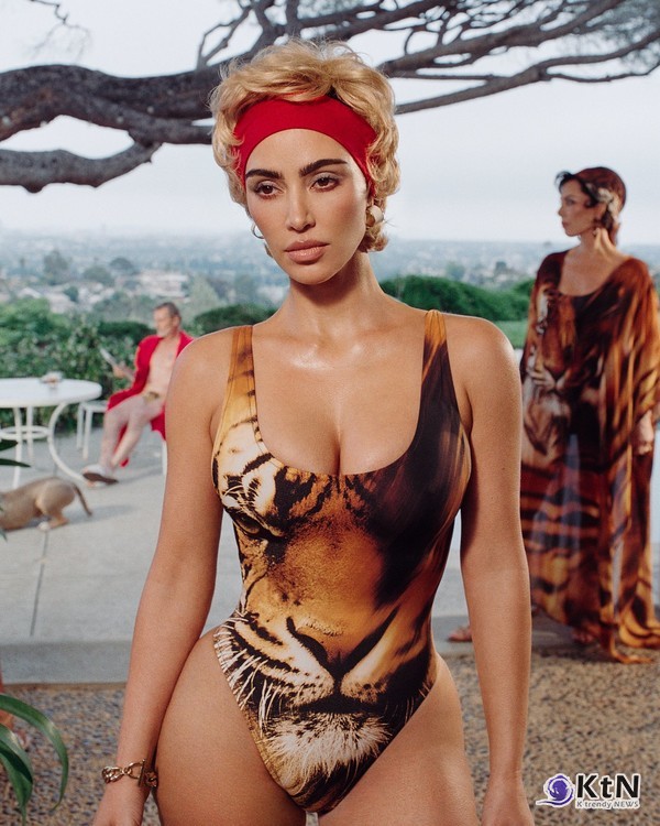 “명예 김씨?”…킴 카다시안, 광복절 태극기 사진으로 한국을 흔들다  사진=2025 08.16  킴 카다시안 비키니 수영복  트위터 갈무리 / 편집  K trendy NEWS DB ⓒ케이 트렌디뉴스 무단전재 및 수집, 재배포금지