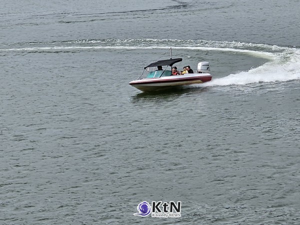 섬진강을 가로지르는 모터보트 (사진=조영식 기자)