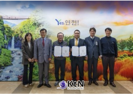 업무협약식 기념사진 : 좌로부터 이효진 문화예술팀장, 서명근 성연갤러리 관장, 김덕현 연천군수, 김윤호 성연갤러리 대표, 박기남 문화체육과장, 이형기 군정홍보특별보좌관(사진=성연갤러리 제공)