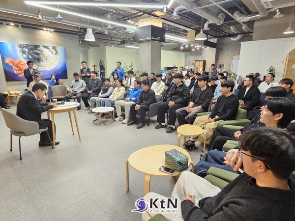 박윤국 전 포천시장은 지난 28일, ‘박윤국, 청년 기업인을 만나다’ 정책 간담회를 열고, 청년 기업인·자영업자·예비 청년 창업가 등 100여명과 함꼐 지역 경제 현안 및 청년 정책 전반에 대해 의견을 나눴다.(사진=조영식 기자)