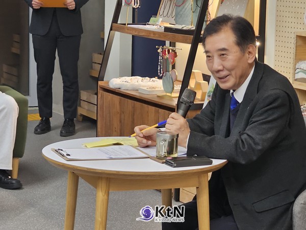 박윤국 전 포천시장은 지난 28일, ‘박윤국, 청년 기업인을 만나다’ 정책 간담회를 열고, 청년 기업인·자영업자·예비 청년 창업가 등 100여명과 함꼐 지역 경제 현안 및 청년 정책 전반에 대해 의견을 나눴다. (사진=조영식 기자)