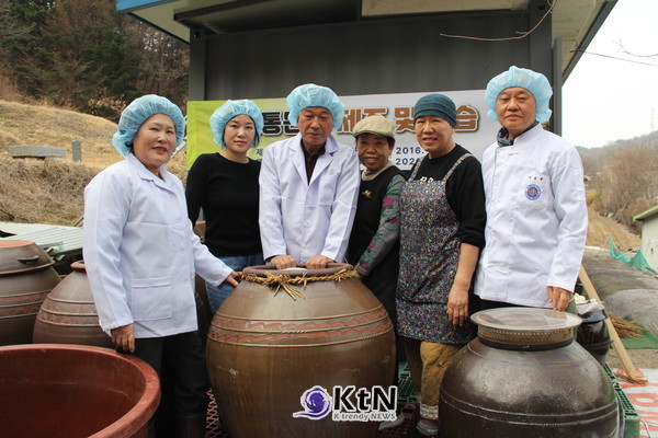 50평생을 발효제품에 몰두해온 이봉우 한국전통누룩 대표가 포천시 고모리에서 31일 야심차게 전통된장 제조 및 실습에 나서 된장 전문가들의 큰 관심을 모았다. 맨우측 박승규 박사, 왼쪽 세번재 이봉우 대표(사진=조영식 기자)