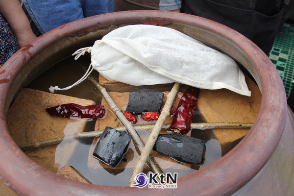 50평생을 발효제품에 몰두해온 이봉우 한국전통누룩 대표가 포천시 고모리에서 31일 야심차게 전통된장 제조 및 실습에 나서 된장 전문가들의 큰 관심을 모았다. (사진=조영식 기자)